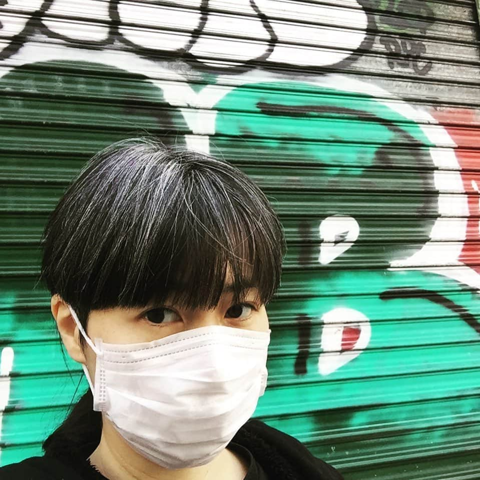 大森美希さんのインスタグラム写真 - (大森美希Instagram)「Lockdown Day 54 🔐  I am doing well thank you I hope you are too😷 ‪今夜はびっくりするほど激しい雷雨が２度ほどあった☔️⚡️⛈ フランスの外出制限緩和まであと2日。とりあえずヘアカットを予約💇🏻‍♀️ 髪を整えて気分を変えたいと思う。  #lockdown #confinement #quarantine #paris #france #parislife #graffiti #graffitiart #streetart #selfie #selfportrait #greyhair #外出制限 #外出制限中のパリ #外出規制中 #パリ #パリ生活 #セルフィー #海外生活 #新型コロナウイルス #セルフポートレート#刈り上げ女子 #早く刈り上げたい #グレイヘア #グレーヘア #デザイナー #ギャルソン好き #刈り上げたい #グラフィティ #ストリートアート」5月10日 7時38分 - mikiomori_