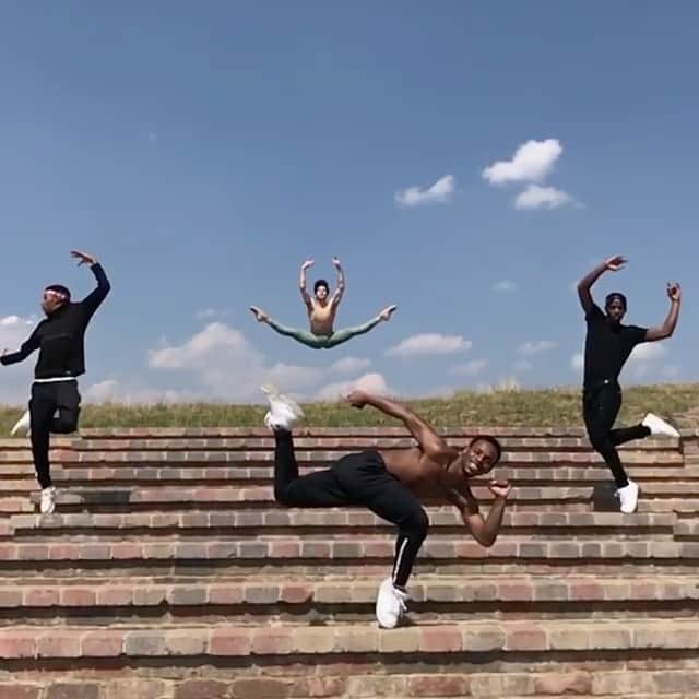 Lil Buckのインスタグラム：「6 ғᴇᴇᴛ ᴀᴡᴀʏ ʏᴏᴜ sᴀʏ? ɴᴏ ᴘʀᴏʙʟᴇᴍ👌🏾. Dᴏɴ’ᴛ ʟᴇᴛ Cᴏᴠɪᴅ-19 ᴇғғᴇᴄᴛ ʏᴏᴜʀ ᴄʀᴇᴀᴛɪᴠɪᴛʏ ✨ #precovid19 #staysafe #socialdistancing」