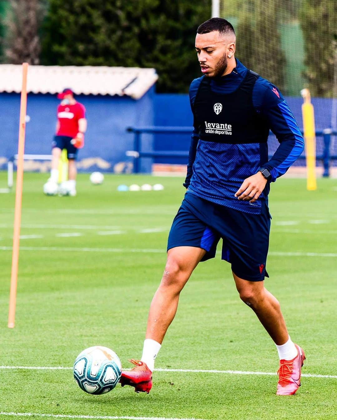 ルベン・ヴェソさんのインスタグラム写真 - (ルベン・ヴェソInstagram)「Feliz por volver al verde y a tocar balón! 😄⚽️🙏🏽 @levanteud」5月10日 2時14分 - rubenvezo3