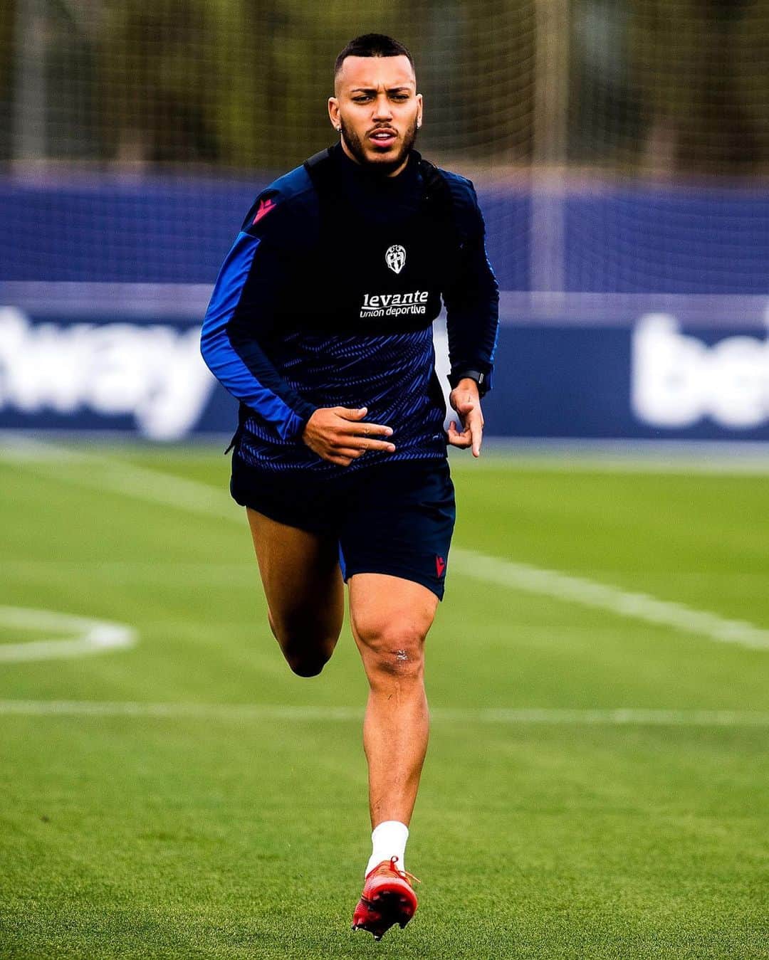 ルベン・ヴェソのインスタグラム：「Feliz por volver al verde y a tocar balón! 😄⚽️🙏🏽 @levanteud」
