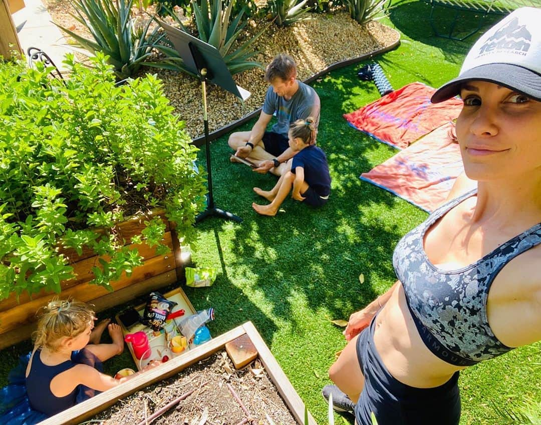 ダニエラ・ルーアさんのインスタグラム写真 - (ダニエラ・ルーアInstagram)「Getting ready for a hubby led workout... . Preparada para uma sessão de treino com o maridão . #exercise #workout #wod #exercício #saúde #healthy #kids #snacks #backyard #fun #readyforpain #familytime #squad #quarantine #river #sierra #hubby #dave」5月10日 3時20分 - danielaruah