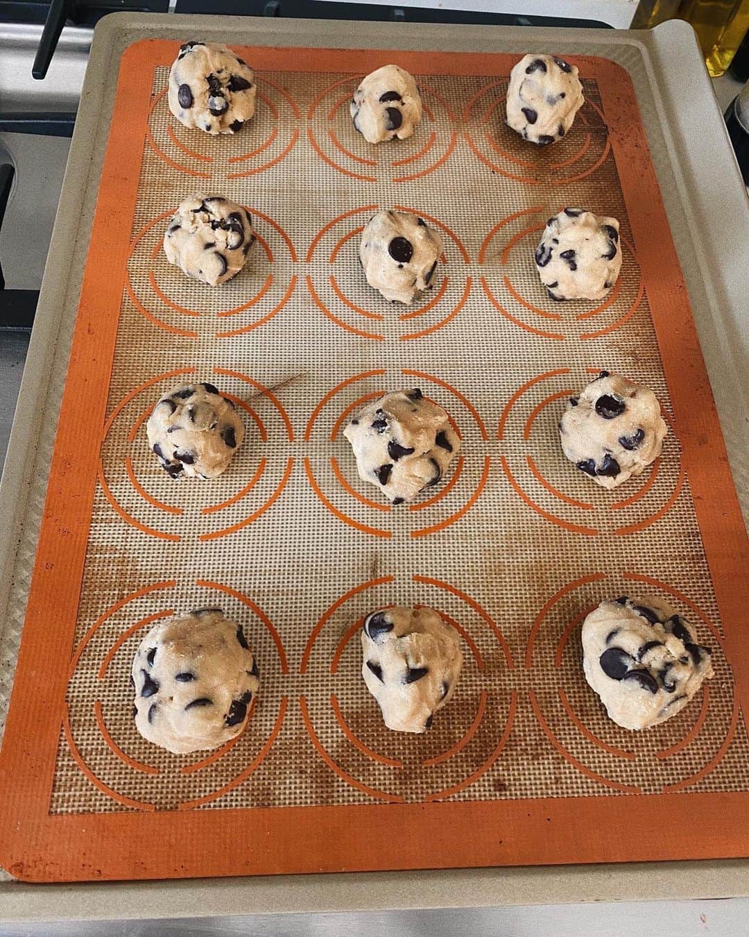 ダニエル・パナベイカーのインスタグラム：「Today’s activity: perfecting the chocolate chip cookie. Yes, I ate them before remembering to take the after picture... And yes, they were amazing 🍪🤪」