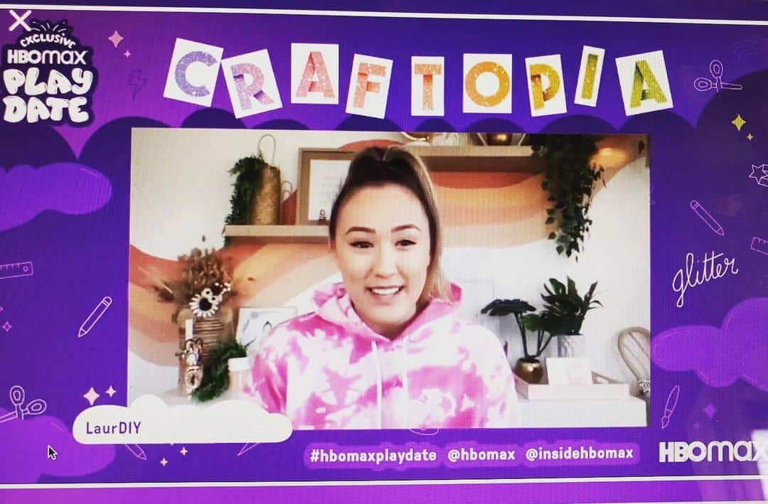 レイチェル・レフィブレのインスタグラム：「Early #mothersday gift to myself. I sat, like a total nerd, watching @laurdiy answer questions about crafting in anticipation of her new #hbomax show, CRAFTOPIA. Any other proud craft nerds out there going to watch this (with or without their kids)? I’m thinking of you @aimeecastle!!! 🎨🎨🎨 #hbomaxplaydate」