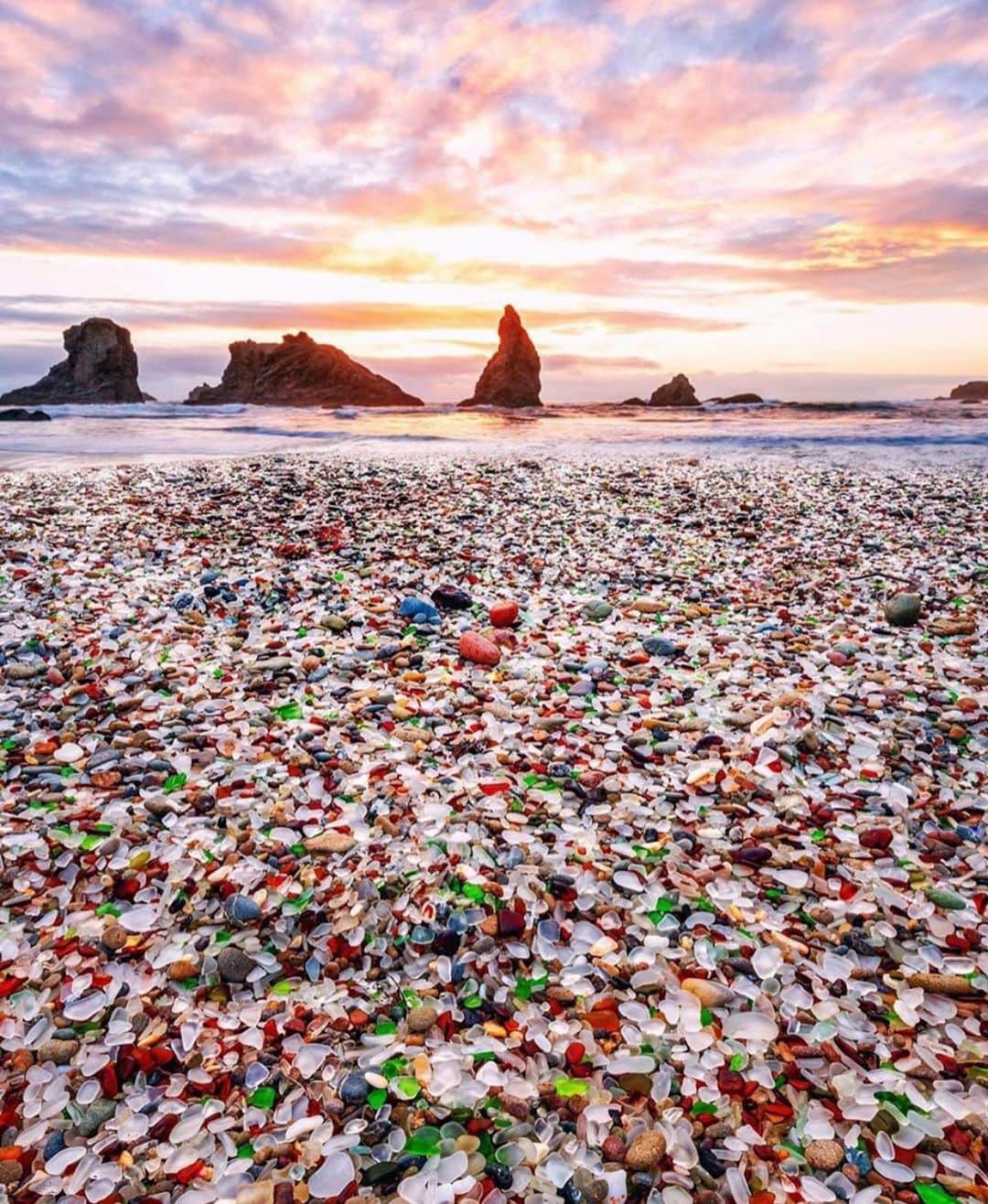 Awesome Wonderful Natureさんのインスタグラム写真 - (Awesome Wonderful NatureInstagram)「Glass Beach, #California Photo by @neohumanity」5月10日 3時37分 - fantastic_earth