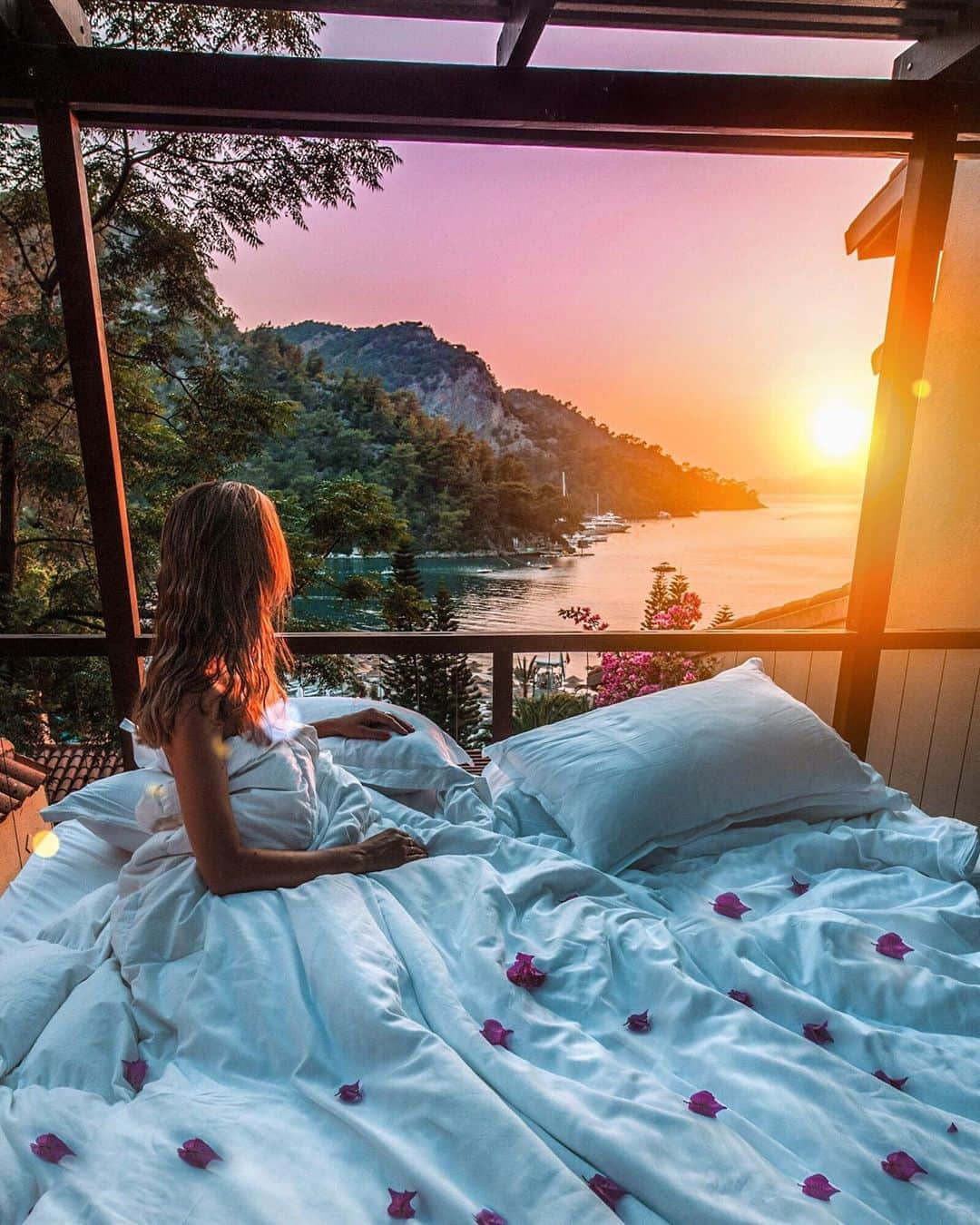 Izkizのインスタグラム：「I wouldn’t mind lockdown so much if this was my view every morning! 💛 I’m curious...where’s the first place you’re going to visit when you can travel again?」