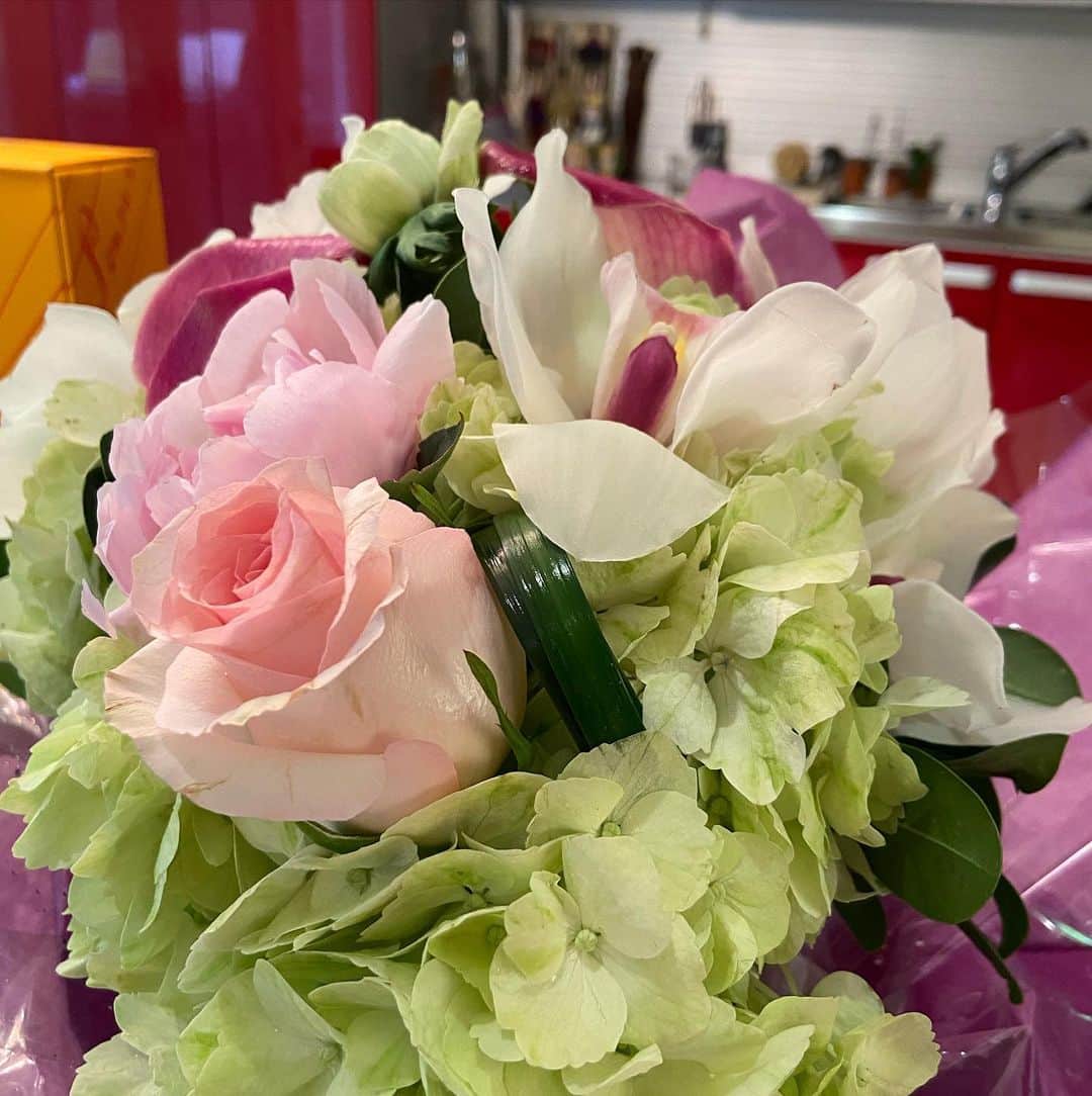 ナネットレポーのインスタグラム：「Mother’s Day came early, from my sweet daughter Violet. Hoping we can be together again soon. #staysafe😘」