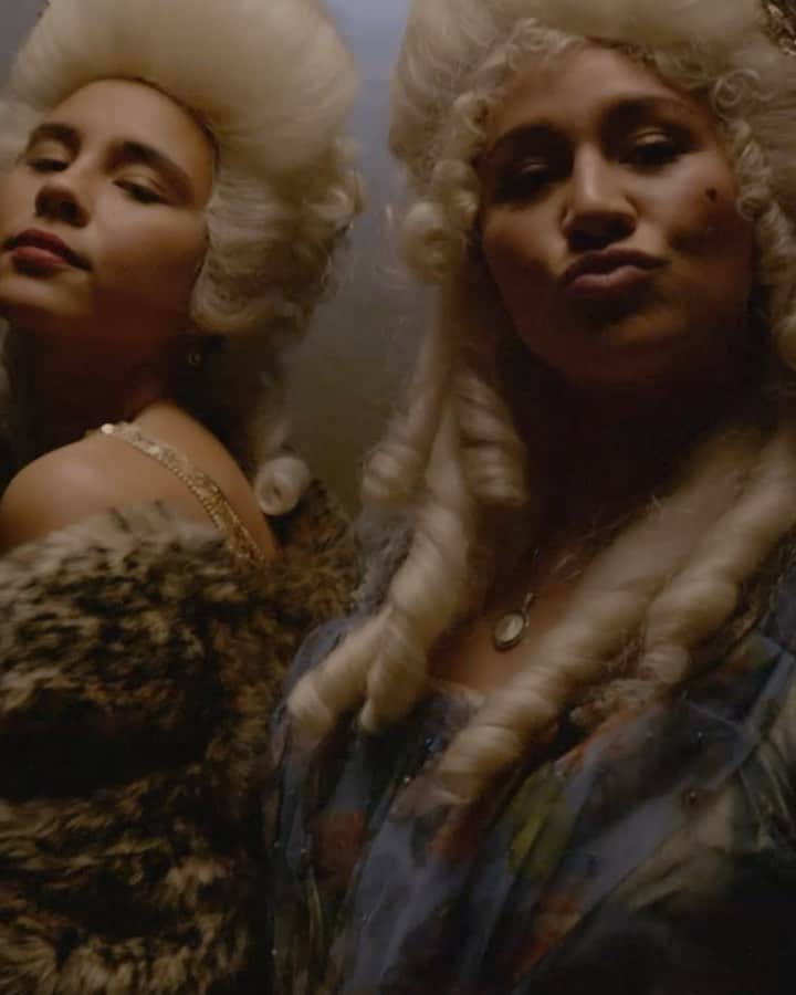 カリッサ・ムーアのインスタグラム：「Trying to dance with a ten pound wig on your head is actually quite difficult haha. My sister surprised me when she dressed up too and joined me for a dance party in front of the cameras. So lucky to have a sister and best friend who doesn’t mind being silly with me🤗💛 #RissFilm @peter.h.hamblin @redbull @hurley RedBull TV May 11th💃」