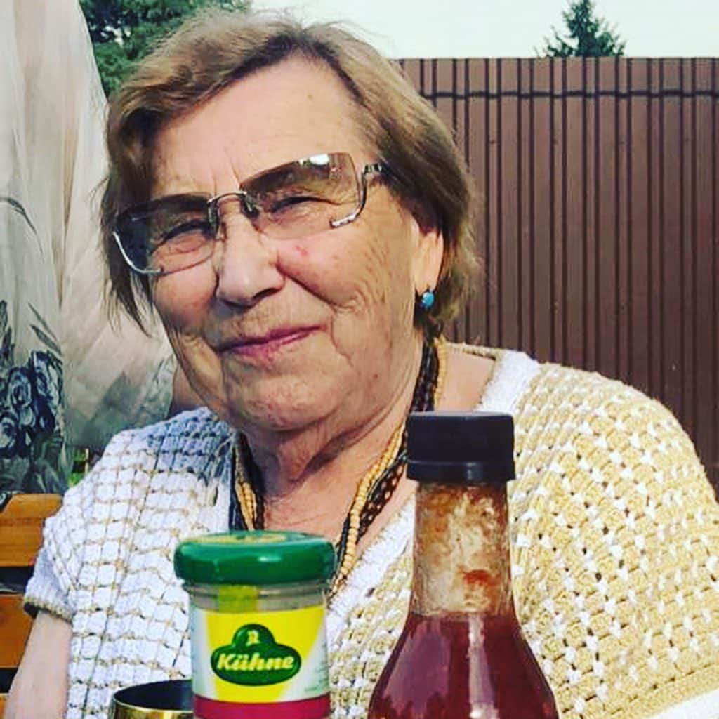 イヴァン・リギーニのインスタグラム：「Всех с Праздником 9 мая! Спасибо вам за победу! Спасибо За то, что мы сейчас живем ✨🙏🏽 Бабуль я тебя очень люблю ❤️ С Победой Вас. #спраздником #9мая #спасибозапобеду #ветераны #спасибозажизнь #великаяпобеда」
