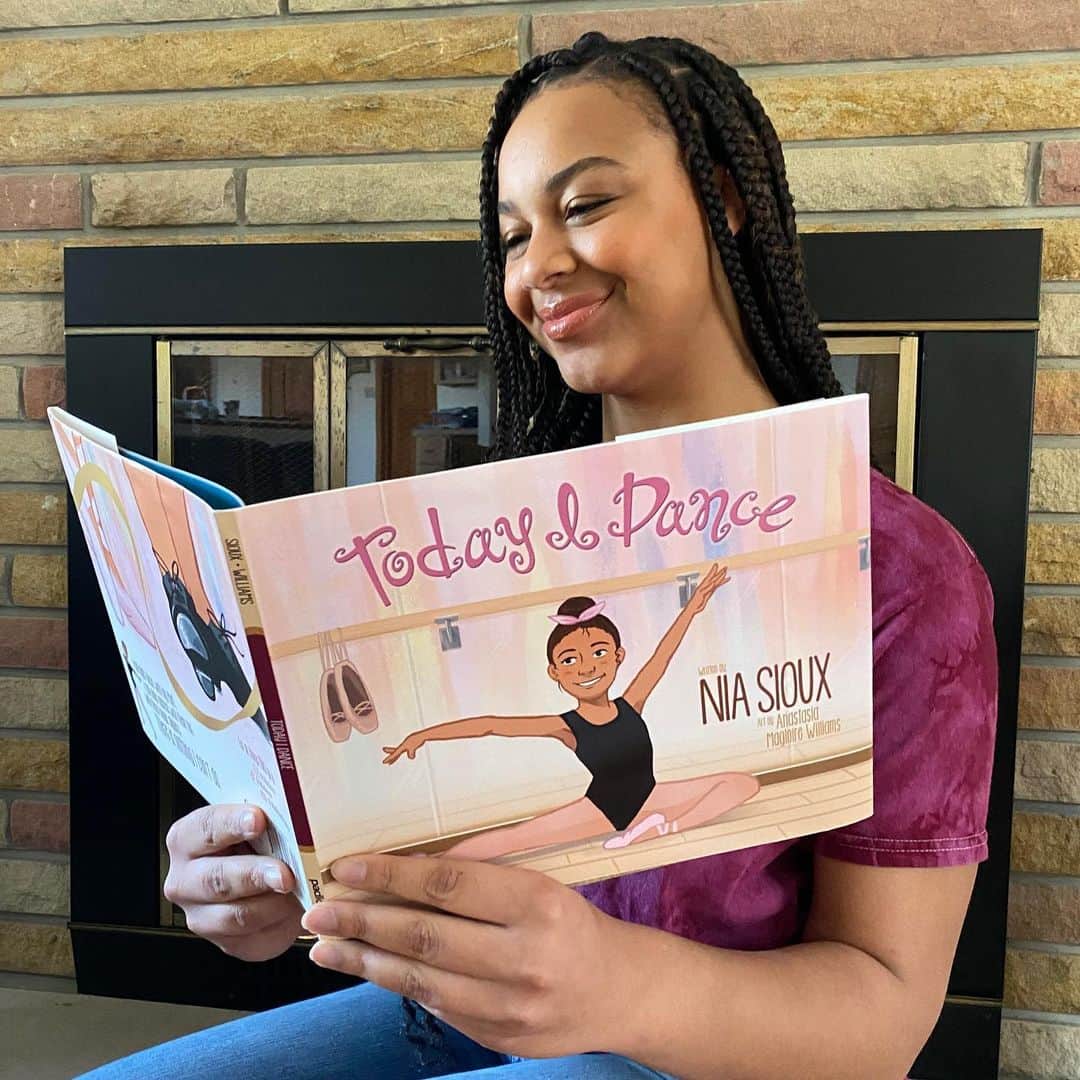 Nia Sioux Frazierさんのインスタグラム写真 - (Nia Sioux FrazierInstagram)「In honor of #childrensbookweek, I’m writing personalized messages to the next 50 people who order a signed copy of my book! Link in bio❤️」5月10日 4時47分 - niasioux