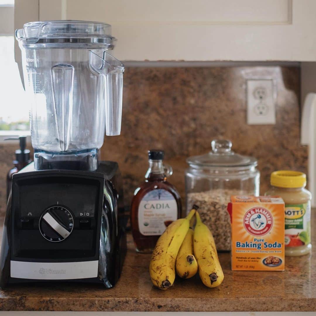 Vitamix Global Headquarters Real foodさんのインスタグラム写真 - (Vitamix Global Headquarters Real foodInstagram)「Flourless Five-Ingredient (and vegan!) Banana Bread :: @traveling_newlyweds, here! We’re taking over today to share one of our favorite recipes that’s made fully in our Vitamix. It’s a recipe so easy, it’s the perfect healthy treat for dad to make on Mother’s Day! Follow along on our stories to see how it’s done! (And a happy early Mother’s Day to all the mama’s out there!) ❤️🍞🍌🎉 .  Flourless Vegan Banana Bread  3 ripe bananas 2 cups oats 1/2 cup applesauce (or 2 eggs) 1/4 cup maple syrup 1 tsp baking soda  Set oven to 350 degrees. Throw all ingredients into your Vitamix and blend until it makes a batter. Pour into a lightly greased 9x5 loaf pan, and bake for at least 35 minutes. (Check the middle with a knife to make sure it's cooked through. Because of the applesauce, the bread will have a very moist consistency.) Cool for 5 minutes and serve!」5月10日 4時55分 - vitamix