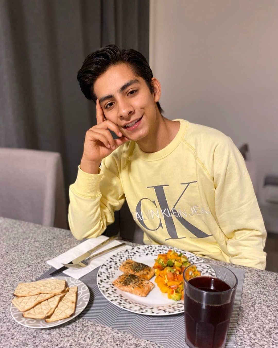 Donovan Carrillo Suazoのインスタグラム：「En estos días de estar en casa me he tomado el tiempo para aprender a cocinar, basándome en los consejos de mi nutrióloga. Ustedes ¿qué actividades han aprendido hacer?  #MYCALVINS」
