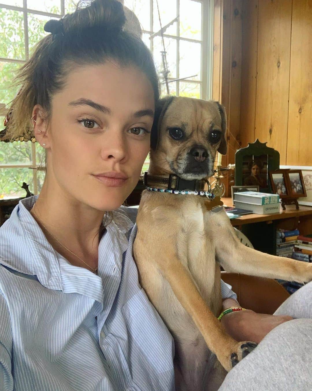ニーナ・アグダルのインスタグラム：「Study buddy 👯‍♀️❤️ @daisythedukes」