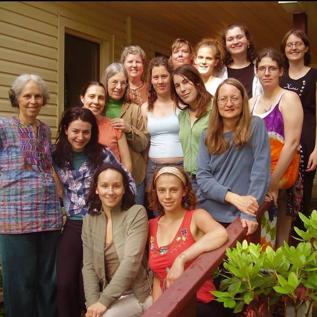 カテリーナ・スコーソンのインスタグラム：「In honor of the “International Day of the Midwife” (which is today) here’s a throwback pic of the great Ina May Gaskin at The Farm in Tennessee teaching my fellow women folk and I the art of midwifery, looong before I became a TV doctor. #childbirthisnatural #women #goddesses #healthcareworkers #superheros @wendy_scharp」