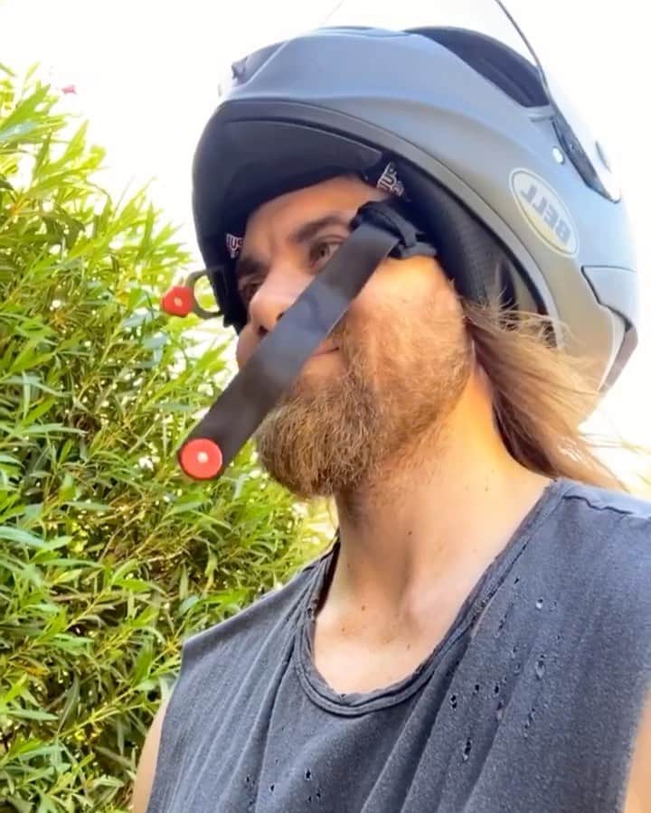 モデル、ブロック・オハーンのインスタグラム：「Just popping by to say hi as I work on getting rid of this farmers tan 👨🏼‍🌾🤙🏽😂」