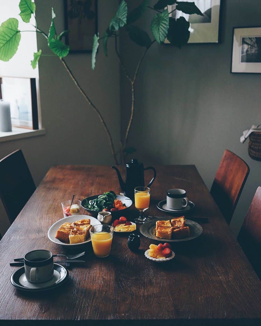 のインスタグラム：「0506  T's breads morning GW最終日はTさんの角食で フレンチトースト  片面12時間漬け込んで ふわっふわとろとろ 福岡自然農園から届いた甘夏や 苺を好みで添えて たまに飲みたくなるポンジュースと たっぷりの挽きたて珈琲  ホテルオークラで食べた フレンチトーストが好きで いつもこのレシピ 平日は別々の朝だけど 休日は一緒にいただける朝に感謝 明日からまた頑張れます  #Tさんの手作りパン #Tさんの角食 #福岡自然農園 #stayhome #miki_home #miki_life」