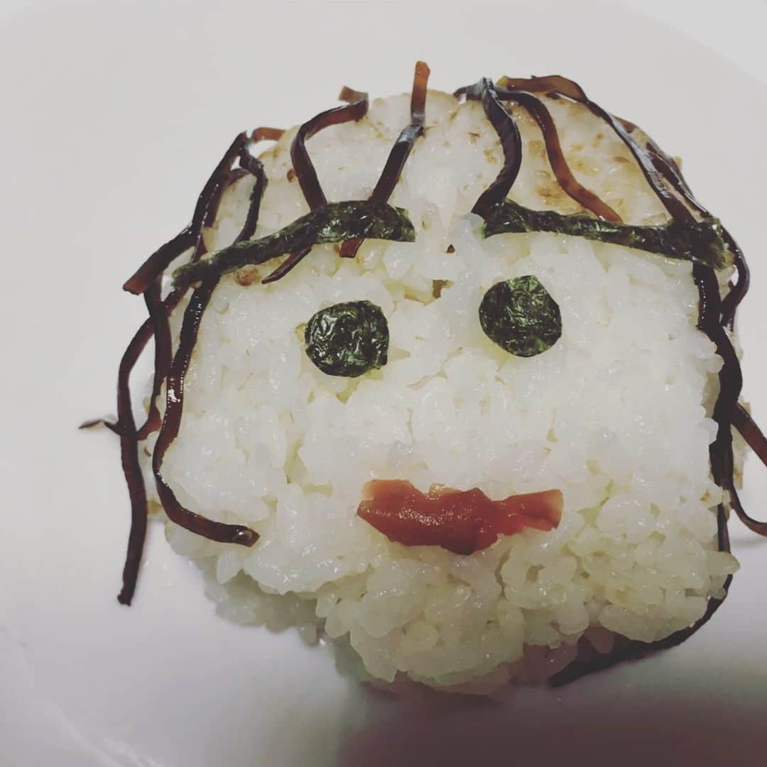 椎名佐千子さんのインスタグラム写真 - (椎名佐千子Instagram)「祈るおむすびバトン🍙 1日も早く日常を取り戻せるよう 祈りを込めて！ おむすびを握って3人指名して バトンを繋ぐという企画♫ 見た目は微妙だけど美味しかったよ…😂🍙 #祈るおむすびバトン  #祈りを込めて  #お家時間  #真面目だよ  #おむすび  #美味しかった」5月6日 9時06分 - enkano.shiinasachikodes