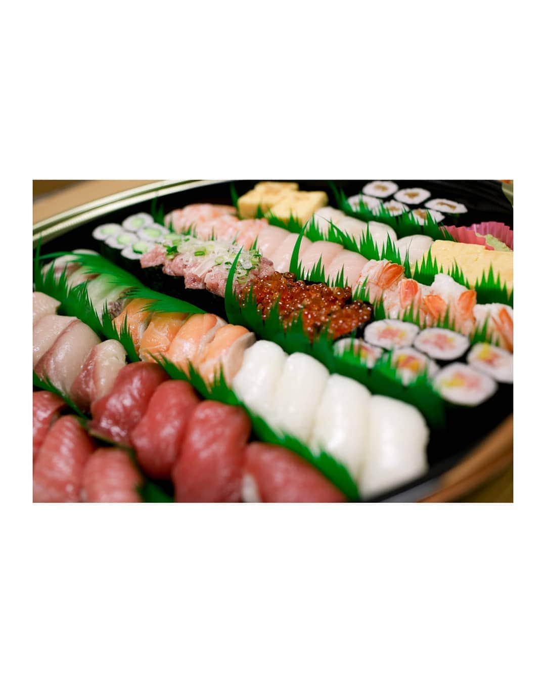 石井寛子さんのインスタグラム写真 - (石井寛子Instagram)「我が家のルール こどもの日、当日だけ 特別に被れる兜。  たくましく、健やかに、育ってね！  久しぶりのお寿司。 幸せやった～🍣 息子にいつのまにか 私のいくらも食べられてた。  この日ばかりは特別許す(笑)」5月6日 9時01分 - ishiihiroko