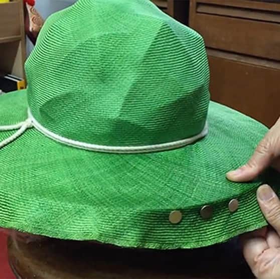 ほぼ日刊イトイ新聞さんのインスタグラム写真 - (ほぼ日刊イトイ新聞Instagram)「【スソアキコさんの帽子づくり】 スソアキコさんから動画が到着！ 仕事場と機材を紹介してくれたあと、 帽子づくりの工程を見せて下さいます。 ものづくりの現場って、おもしろい！ フルバージョンはプロフィールリンクから たっぷりでどうぞ！ https://www.1101.com/n/s/10minutes/2020-05-05.html  #スソアキコ #帽子 #帽子作り #なにかをつくる動画  #ほぼ日 #ほぼ日刊イトイ新聞」5月6日 9時03分 - hobonichi1101