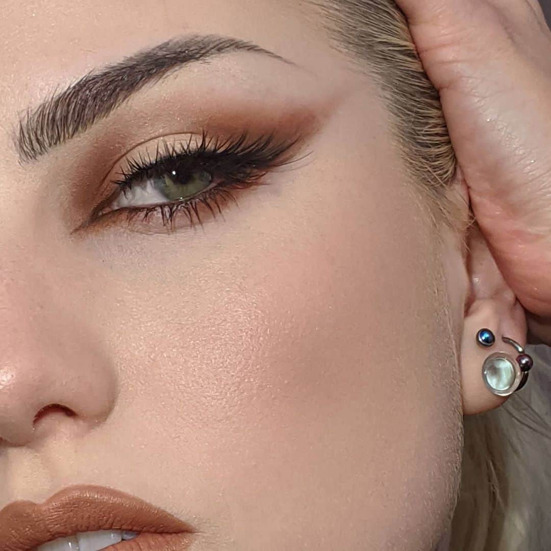 M·A·C Cosmetics Canadaさんのインスタグラム写真 - (M·A·C Cosmetics CanadaInstagram)「Allow @haleythemadison to introduce you to your new favourite eye makeup trend — the fox eye. Get the eyeliner look that's all about lift and elongation with Brushstroke Eyeliner in Brushbrown and Eye Shadow in Trompe L'Ol and Bougie Babe (both of which are currently 40% off at @hudsonsbay!) 🦊 Want to see a tutorial on this trend? Let us know below! #FoxEyes」5月6日 9時04分 - maccosmeticscanada