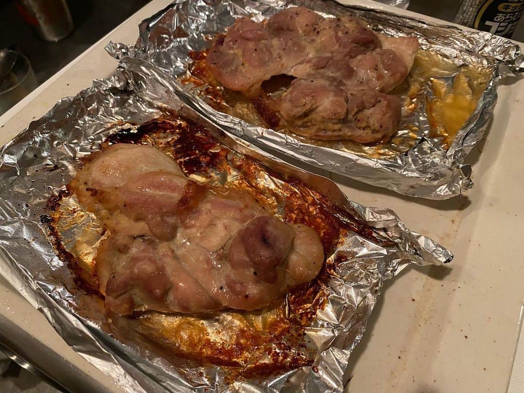 綾田紘子さんのインスタグラム写真 - (綾田紘子Instagram)「. おうちご飯を楽しむために&いろんなものを作れるようになりたい企画で47都道府県のご当地グルメを作ってみようと思います♡ . 第一弾は、わたしの地元香川県の骨付鳥風です🐓✨ . 鶏油作りからはじめ、オーブンで焼きました👏 鶏油作りのために皮を剥いだのですが、皮ありのほうが美味しいかもしれないです😫 とりあえず今回は失敗した感が否めませんがまた再挑戦したいと思います🤣🤣🤣 . 次は旦那の実家の群馬県にチャレンジしたいと思いますが、なにがいいかなー？😫 ひもかわうどん？ソースカツ丼？焼きまんじゅう？なにがオススメか教えてもらいたいですー♡ よろしくお願いします💕 . #おうちで47都道府県を作る #おうち時間」5月6日 9時14分 - roco_0816