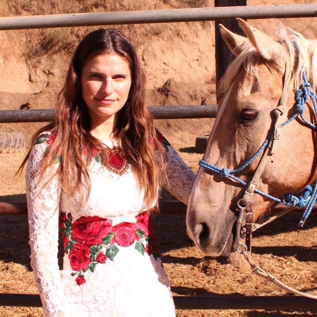 レイク・ベルのインスタグラム：「This is me and this horse. FINALE TONIGHT!!! @blessthismesstv ❤️」