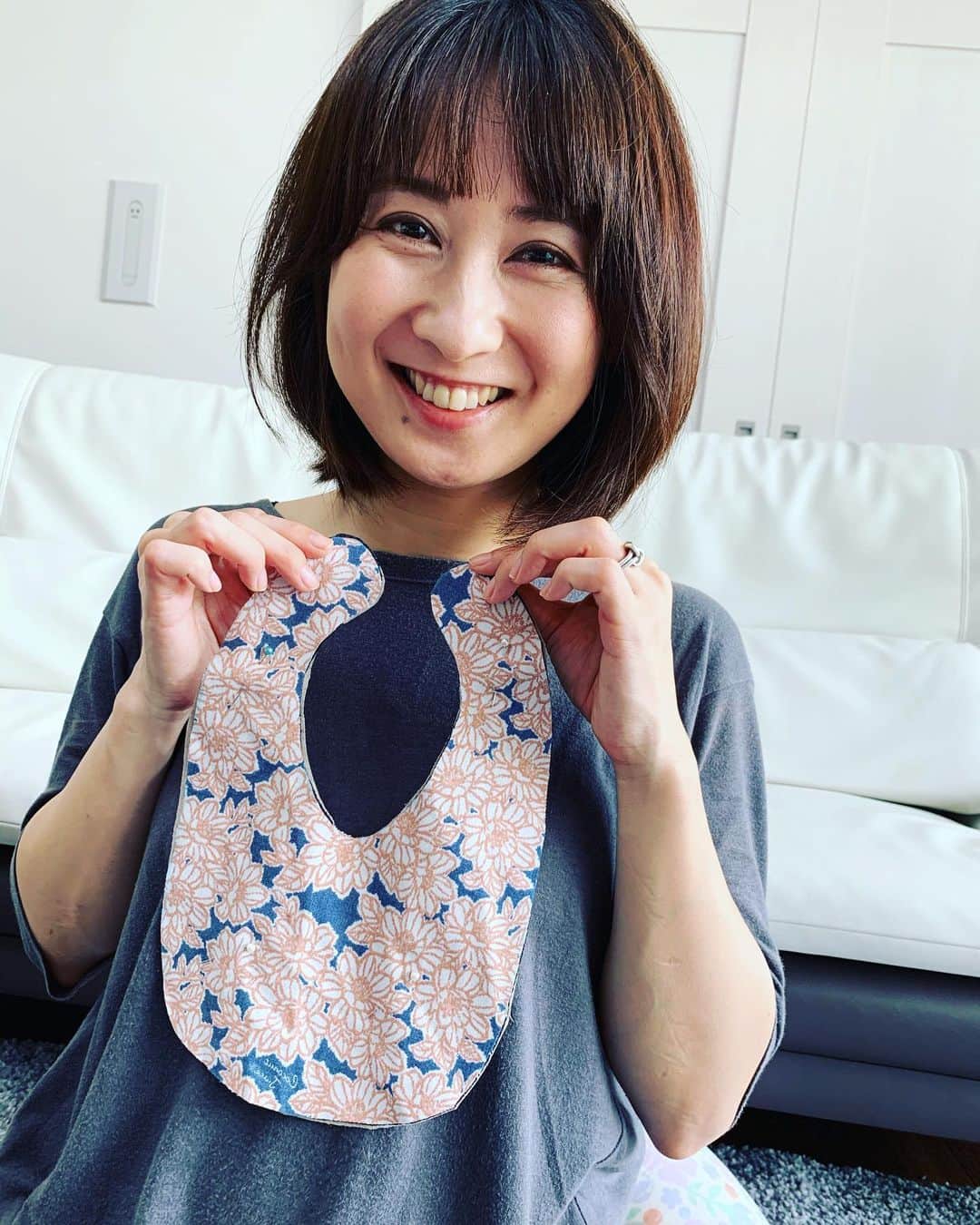 糸数美樹のインスタグラム：「正解は  スタイ  でしたー！！！ みなさんお見事！👏👏👏👏... . #今回は家にあるものだけで作ってみました #コロナ終息したら手芸店行って生地買ったり本買ったりいろいろしたいなあ #ちなみに作りながらの口癖 #バイアスあんまさっっ #みなさんコメントありがとねー #途中大喜利みたいになってて笑ったわ #はじめてのハンドメイド #クオリティは置いといて完成させたことを褒めて笑 #さて次はなにを作ろうか #お菓子作りだと太るんだよね #みきとにー」