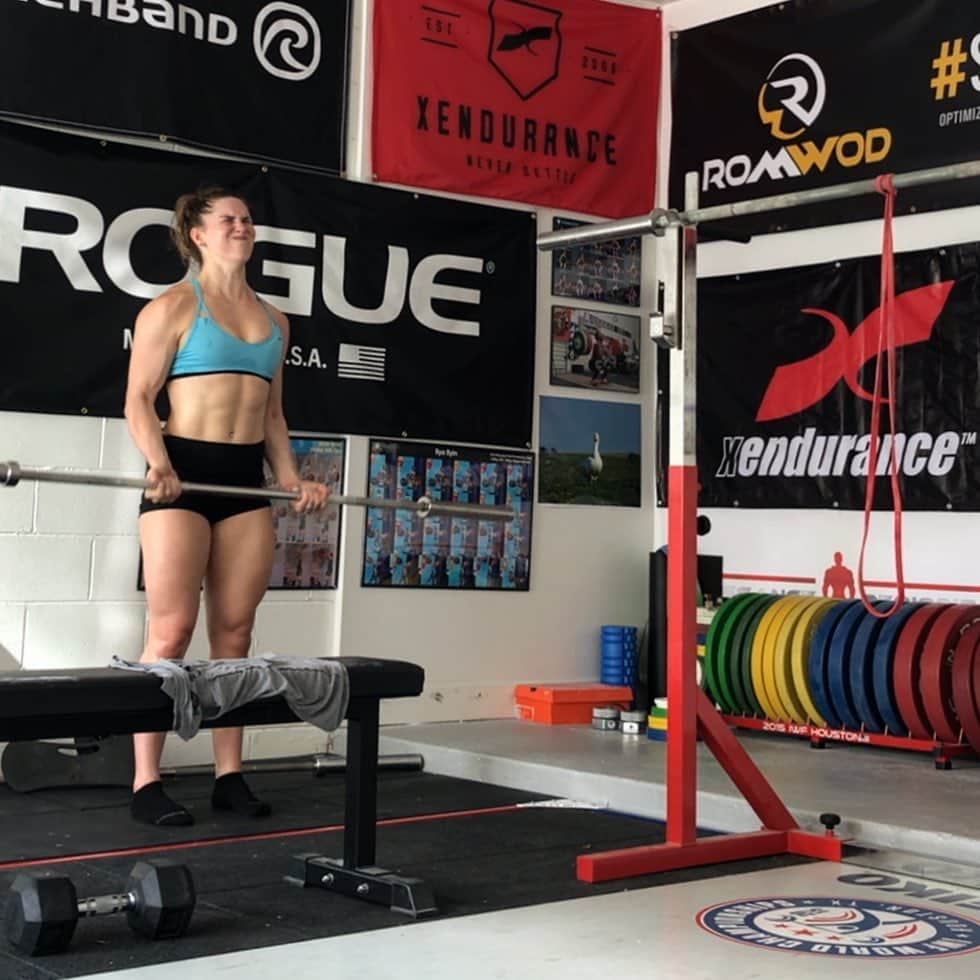 マッティ・ロジャーズのインスタグラム：「Since I’m on a back off week and back off weeks are boring and dumb (they are not dumb at all, I’m just dramatic), here’s a picture of me trying REALLY REALLY hard to put on weight when I first started this gain in October. While I definitely miss my old lean-ness, I’m excited to see what I’ve built under there when the time eventually comes to go back to a comfortable weight. I’ve joked about it, but I can’t wait to not be full ALL DAY LONG. And a cut??? SOUNDS AMAZING. It’s all temporary and all for a very good reason, so till that day comes I’ll just appreciate how much eating & building & eating & building I’ve done in the last 7ish months. My body is truly serving me as a meat vessel of power & strength right now & I appreciate her even if she’s not my favorite, most comfortable size. Also notice I’m using an empty barbell, a dumbbell & a band tied to something for make shift tri pull downs. You don’t need a lot to do a lot!  Thank you to @rpstrength for guiding me along this whole journey in every weight class I’ve been in. Cutting, massing, maintaining, we’ve been through it all. (MATTIE10 also if you want to spend less dollars)」