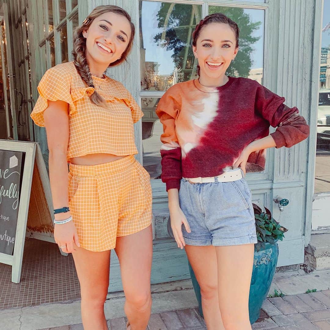 Brooklyn and Baileyさんのインスタグラム写真 - (Brooklyn and BaileyInstagram)「I feel like our styles are switched in this pic lol (but peep some new stuff coming out on Thursday!)」5月6日 9時28分 - brooklynandbailey