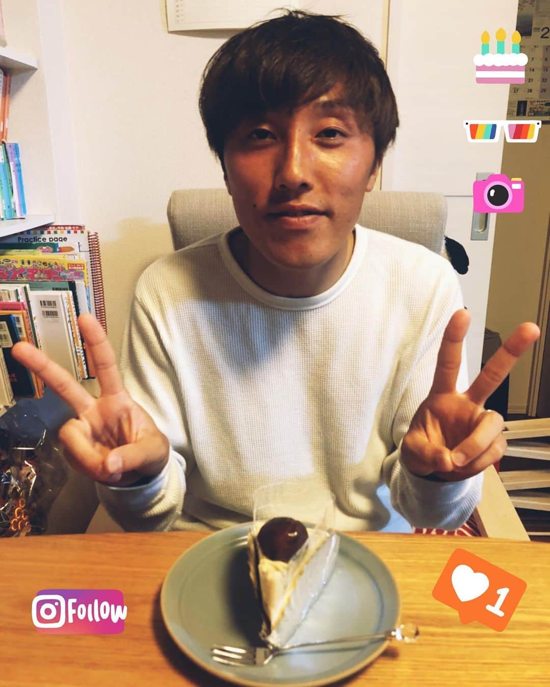 水野泰輔さんのインスタグラム写真 - (水野泰輔Instagram)「27歳の誕生日はおうちでゆっくり過ごしました🙋‍♂️ 今年は1点以上決めるぞ😂w 27歳も楽しんでいきたいと思います！  たくさんのお祝いメッセージをありがとうございました👏🙇‍♂️ ケーキは「あとりえMOMO」です🍽  #コロナに負けるな #STAYHOME #happybirthday #birthdayboy #藤枝myfc #水野泰輔  #あとりえmomo」5月6日 9時30分 - mizunotaisuke_official