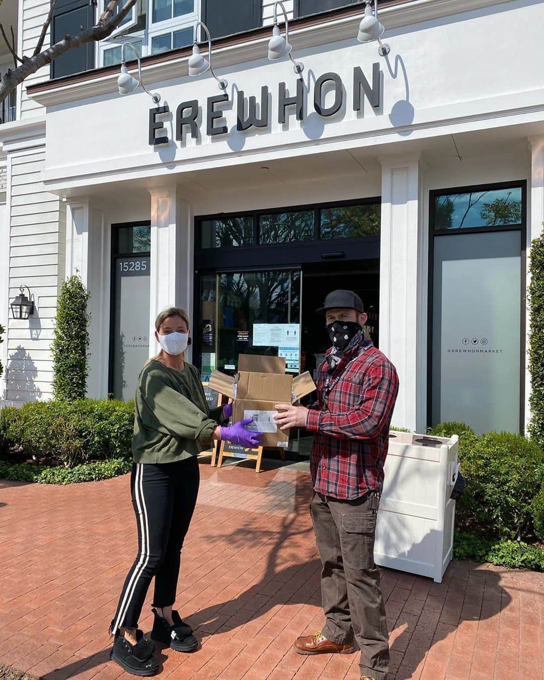 のインスタグラム：「Thank you to all the essential workers serving our community. We’re proud to support you with the protection you deserve. We’re donating tens of thousands of masks across the United States, including our favorite organic grocer @erewhonmarket. We’re all in this together!」