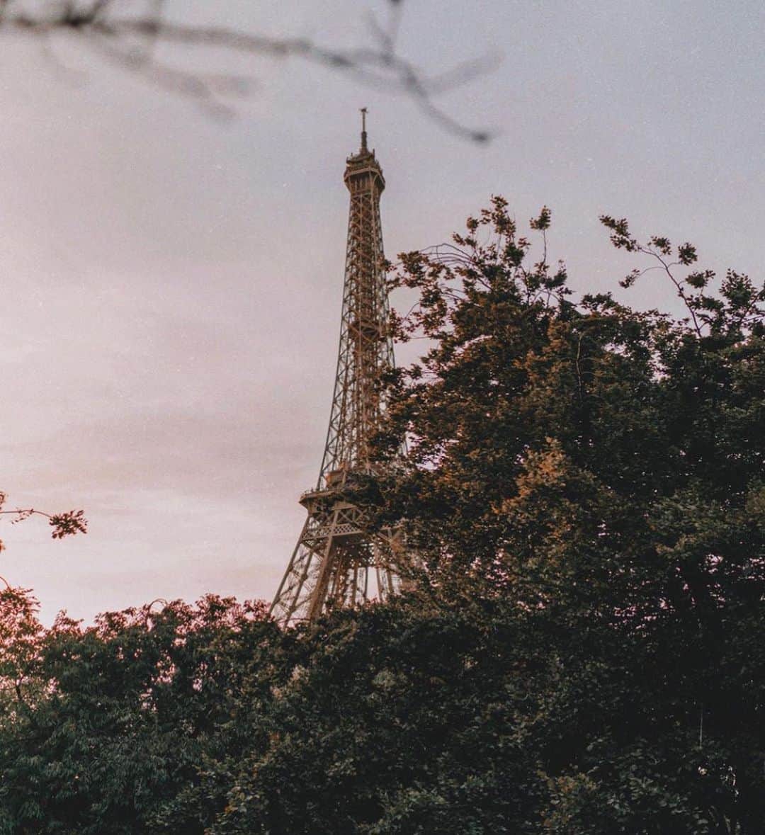leslie & dani & harriのインスタグラム：「Picture by @jeraldsaw // #ftwotww  Where would you travel if you could right now? ✈️🌍」