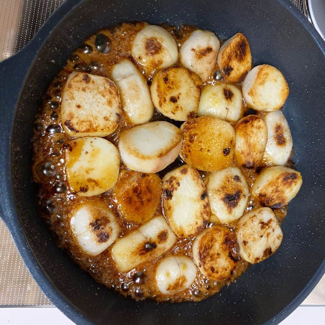 馬場裕之さんのインスタグラム写真 - (馬場裕之Instagram)「大学里芋🍟 材料 里芋（あまり柔らか過ぎず茹でてあるもの、形が崩れやすいので）250g 油大さじ1/2 塩小さじ1/2 砂糖大さじ2 みりん大さじ1 醤油小さじ1 ①里芋の皮を剥き3枚目の写真のように2つに切る ②里芋を焦げにくい加工のされたフライパンへ入れ中火で崩さないように乾煎りする。水分が無くなれば大丈夫です。1〜2分程度。 ③4枚目の写真くらいになったら油大さじ1/2を回し入れ5枚めの写真くらいまでしっかりと焼き目がつくまで焼く。 ④塩、砂糖、みりんを合わせたものをフライパンへ入れ8枚目の写真くらいに煮詰め最後に醤油を入れて全体を絡めて火を止めたら完成です。 黒胡麻があれば絡めても。 #おうち時間  #おうちごはん  #吉本自宅劇場 #馬場ごはん」5月6日 9時59分 - hiro88