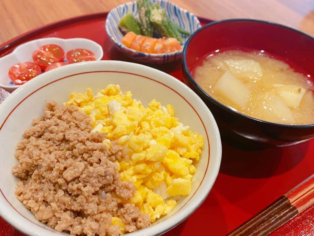保田圭さんのインスタグラム写真 - (保田圭Instagram)「朝食。#二色丼　#自家製ぬか漬け　#ミニトマト　#じゃがいもと玉ねぎのお味噌汁　#ブログも見てもらえたら嬉しいです」5月6日 10時00分 - keiyasuda1206