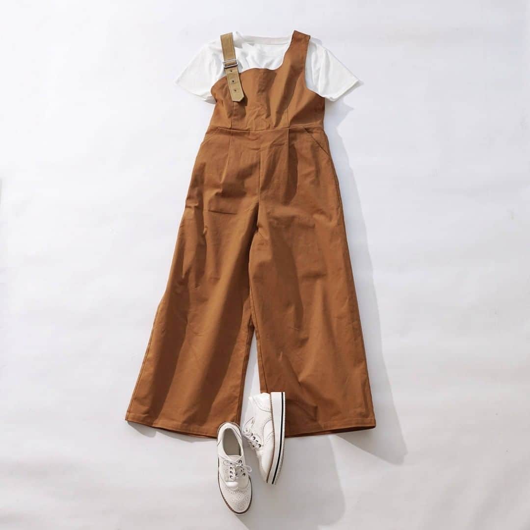 Jolie chambreのインスタグラム：「【Relax style♡】 ☑︎オールインワン アシンメトリー 配色 ¥7,900+tax﻿ ﻿ ☑︎size M ☑︎color エクリュ・キャメル (品番:yjc711-0196) ﻿ ﻿ ……………………………………… ﻿ 楽ちんオシャレなオールインワン﻿が ﻿ますます人気加速中！ まさにおうち時間におすすめ✨ . ………………………………………﻿ ﻿ 詳細ページは画像をタップでご覧頂けます💡 プロフィールのURLからオフィシャルサイトでも ご購入可能です。﻿ ﻿ store→@joliechambre﻿ ﻿ ＿＿＿＿＿＿＿＿＿＿＿＿＿＿＿＿＿＿ produced by @joint_space × @goto_maki923﻿ . #joliechambre #後藤真希 #真希コーデ #js_fashion #fashion #2020ss #code #coordinate #outfit #春服 #大人カジュアル #大人シンプル #大人コーデ #ファッション #コーディネート #コーデ #カジュアルコーデ #カジュアルファッション #ママコーデ #春夏コーデ #ゆるコーデ #大人可愛い #スタイリッシュ #サロペット #チノ #楽チンコーデ #ファッション部 #ファッションアイテム #アパレル」