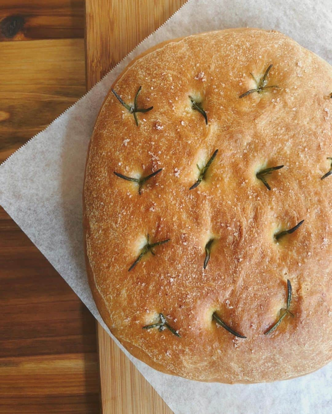 吉野千穂さんのインスタグラム写真 - (吉野千穂Instagram)「千穂飯🌿 * ・ローズマリーのフォカッチャ  昨日はパンを作りたくなって 家にある材料でできるフォカッチャを焼いてみました。 初挑戦😂✨ 小麦粉とオーブンと友達にはなれていないようで まだまだの焼き上がり…🙁 でもパンは心を温かくする香りでした☺️ * 昨日のお昼にキリッとして柑橘香る白ワインとともに 楽しみました♡ * * #フォカッチャ#パン#パン作り#パン作り初心者 #ローズマリー#ハーブ#ハーブのある暮らし  #ワイン#ワインのお供#白ワイン#wine #食を支えてくれてありがとう #簡単レシピ#作り置き#作り置きレシピ#常備菜 #千穂飯#管理栄養士ごはん#管理栄養士 #おうちごはん#毎日ごはん#朝ごはん#お昼ごはん#晩ごはん#今日のごはん #吉野千穂#モデル#モデル吉野千穂 #フードスタイリスト#フードスタイリスト吉野千穂」5月6日 10時09分 - chiho_yoshino