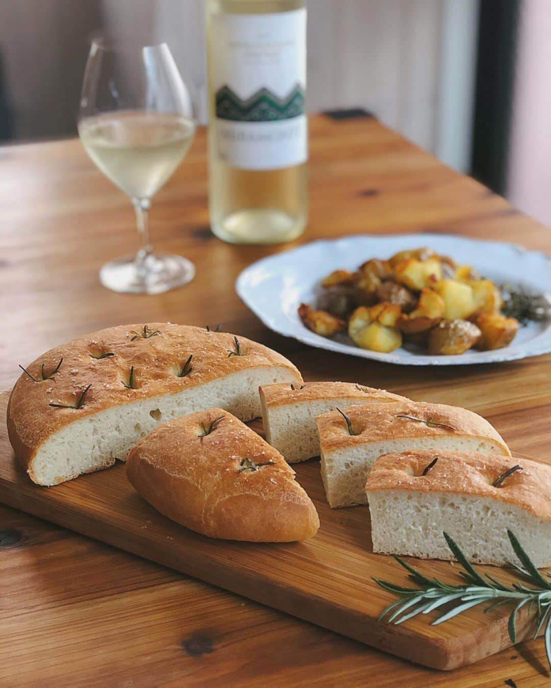 吉野千穂さんのインスタグラム写真 - (吉野千穂Instagram)「千穂飯🌿 * ・ローズマリーのフォカッチャ  昨日はパンを作りたくなって 家にある材料でできるフォカッチャを焼いてみました。 初挑戦😂✨ 小麦粉とオーブンと友達にはなれていないようで まだまだの焼き上がり…🙁 でもパンは心を温かくする香りでした☺️ * 昨日のお昼にキリッとして柑橘香る白ワインとともに 楽しみました♡ * * #フォカッチャ#パン#パン作り#パン作り初心者 #ローズマリー#ハーブ#ハーブのある暮らし  #ワイン#ワインのお供#白ワイン#wine #食を支えてくれてありがとう #簡単レシピ#作り置き#作り置きレシピ#常備菜 #千穂飯#管理栄養士ごはん#管理栄養士 #おうちごはん#毎日ごはん#朝ごはん#お昼ごはん#晩ごはん#今日のごはん #吉野千穂#モデル#モデル吉野千穂 #フードスタイリスト#フードスタイリスト吉野千穂」5月6日 10時09分 - chiho_yoshino