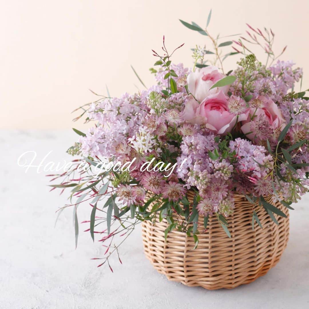 雑誌『花時間』さんのインスタグラム写真 - (雑誌『花時間』Instagram)「おはようございます。﻿ ﻿ 5月は「#母の月」。﻿ ﻿ 知っていましたか？ ﻿ ﻿ 本来の母の日は5月第2週の日曜。その日に、お花屋さんへ人が殺到するのを避け、配送も集中しないようにと、農水省と花業界あげて行っているキャンペーンなんです。﻿ ﻿ 5月は毎日、母の日なんです。﻿ ﻿ 実家にお花を送り忘れていても、大丈夫🙆‍♀️﻿ ﻿ 遅くなっても、いつもなら贈れないお花もプレゼントできるかもしれませんね。﻿#花で帰省しよう 今年は自分の代わりに、お花に帰ってもらいましょう。 ﻿ このアレンジは、発売中の『花時間』春夏号より。  北は北海道、南は沖縄まで88軒ものお花屋さんが大集合の一冊なんです。 ﻿ ライラックのアレンジは、兵庫・西宮の『リリノノ』さんが作ってくださいました。﻿ ﻿ ふっさふさのライラックが、た・ま・ん・な・い😍😍😍（笑） ﻿ おかげさまで『花時間』春夏号は、ネット書店では完売状態のようですが、「カドカワストア」ならまだ入手可能です。 ﻿ 「カドカワストア」と検索して、花時間と入力すると、3枚めの表紙の本が出てきますよ。5／11までにご購入いただくと送料無料でーす。﻿ ﻿ では、ゴールデンウィーク最終日。元気smile😊😊😊でお過ごしくださいね！  by ピーターパン  花 @ririnono00  写真 @satomi.ochiai78  #flowers #flowerslovers #flowerstagram #flowerarrangement  #花時間 #花時間2020 #花好き #花藝 #花好きな人と繋がりたい #花が好きな人と繋がりたい #花のある生活 #花のある暮らし #花を飾る #花を飾る生活  #ライラックの花  #ライラック  #ピンクの花が好き  #バスケットアレンジ  #ビタミンf  #母の日 #lilac #花屋さんへ行こう  #エンジョイステイホーム  #エンジョイホーム」5月6日 10時11分 - hanajikan_magazine