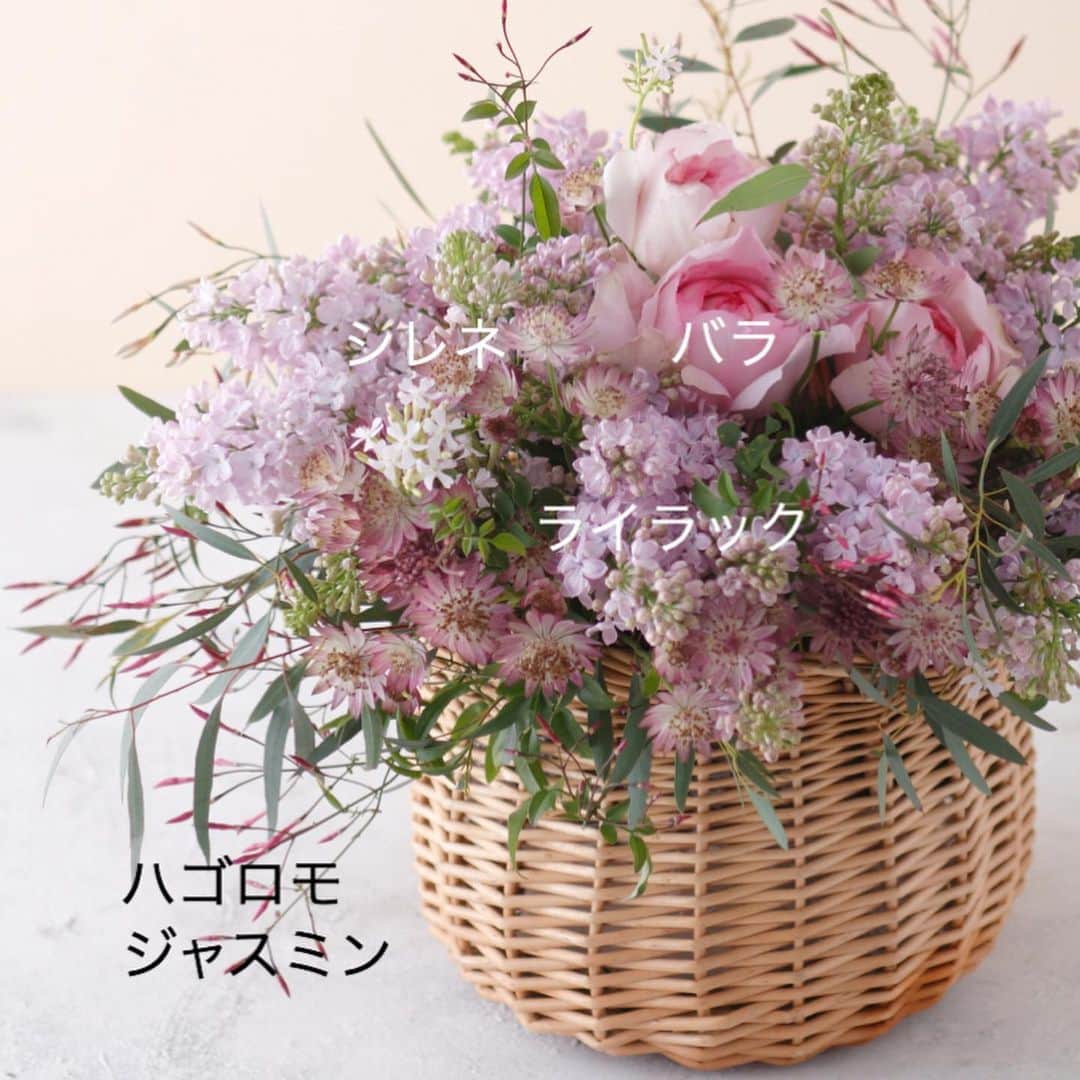 雑誌『花時間』さんのインスタグラム写真 - (雑誌『花時間』Instagram)「おはようございます。﻿ ﻿ 5月は「#母の月」。﻿ ﻿ 知っていましたか？ ﻿ ﻿ 本来の母の日は5月第2週の日曜。その日に、お花屋さんへ人が殺到するのを避け、配送も集中しないようにと、農水省と花業界あげて行っているキャンペーンなんです。﻿ ﻿ 5月は毎日、母の日なんです。﻿ ﻿ 実家にお花を送り忘れていても、大丈夫🙆‍♀️﻿ ﻿ 遅くなっても、いつもなら贈れないお花もプレゼントできるかもしれませんね。﻿#花で帰省しよう 今年は自分の代わりに、お花に帰ってもらいましょう。 ﻿ このアレンジは、発売中の『花時間』春夏号より。  北は北海道、南は沖縄まで88軒ものお花屋さんが大集合の一冊なんです。 ﻿ ライラックのアレンジは、兵庫・西宮の『リリノノ』さんが作ってくださいました。﻿ ﻿ ふっさふさのライラックが、た・ま・ん・な・い😍😍😍（笑） ﻿ おかげさまで『花時間』春夏号は、ネット書店では完売状態のようですが、「カドカワストア」ならまだ入手可能です。 ﻿ 「カドカワストア」と検索して、花時間と入力すると、3枚めの表紙の本が出てきますよ。5／11までにご購入いただくと送料無料でーす。﻿ ﻿ では、ゴールデンウィーク最終日。元気smile😊😊😊でお過ごしくださいね！  by ピーターパン  花 @ririnono00  写真 @satomi.ochiai78  #flowers #flowerslovers #flowerstagram #flowerarrangement  #花時間 #花時間2020 #花好き #花藝 #花好きな人と繋がりたい #花が好きな人と繋がりたい #花のある生活 #花のある暮らし #花を飾る #花を飾る生活  #ライラックの花  #ライラック  #ピンクの花が好き  #バスケットアレンジ  #ビタミンf  #母の日 #lilac #花屋さんへ行こう  #エンジョイステイホーム  #エンジョイホーム」5月6日 10時11分 - hanajikan_magazine