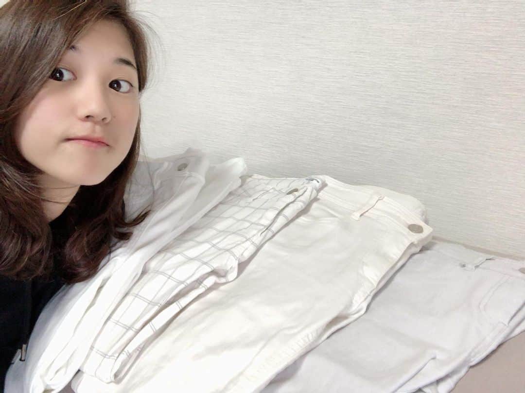 汾陽美樹さんのインスタグラム写真 - (汾陽美樹Instagram)「. ✨👖汾陽の白パンツコレクション👖✨ . 「汾陽アナいつも白パン履いてるよね」と よく皆さんからご指摘、ご意見をいただきますが… 毎日同じパンツ履いてるのではないですよ〜！！笑 左から、薄いグレー・オフホワイト チェック・ホワイトです👐 まだありますが、色も柄も丈も質感も それぞれ違うんですよ〜🤣🤣 テレビで見るとどれも同じに見えるのかな🤭 番組を見て、違いを見つけてくださいね！笑 . おまけに寝起きの一枚🥱 すっぴんでもアプリを使えば怖くない👍笑 . #長野放送 #アナウンサー #汾陽美樹 #白パンツ #お気に入り #連休最終日」5月6日 10時12分 - nbs_kawaminami