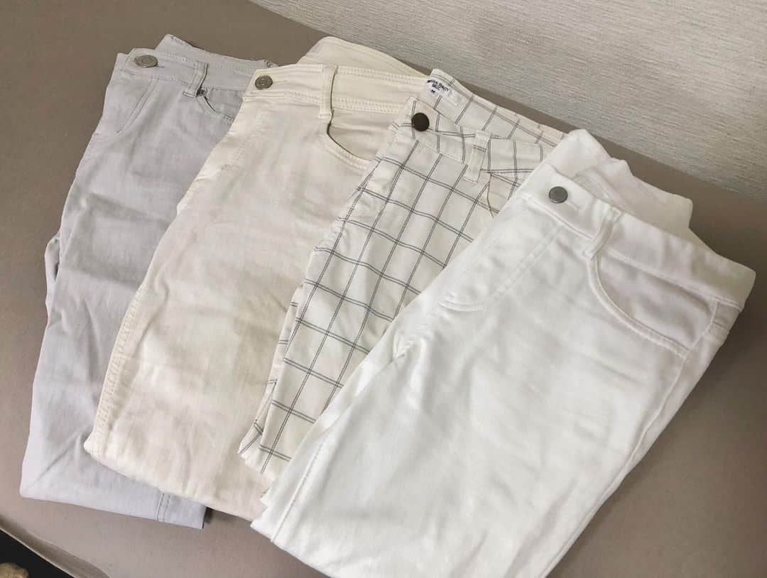 汾陽美樹のインスタグラム：「. ✨👖汾陽の白パンツコレクション👖✨ . 「汾陽アナいつも白パン履いてるよね」と よく皆さんからご指摘、ご意見をいただきますが… 毎日同じパンツ履いてるのではないですよ〜！！笑 左から、薄いグレー・オフホワイト チェック・ホワイトです👐 まだありますが、色も柄も丈も質感も それぞれ違うんですよ〜🤣🤣 テレビで見るとどれも同じに見えるのかな🤭 番組を見て、違いを見つけてくださいね！笑 . おまけに寝起きの一枚🥱 すっぴんでもアプリを使えば怖くない👍笑 . #長野放送 #アナウンサー #汾陽美樹 #白パンツ #お気に入り #連休最終日」