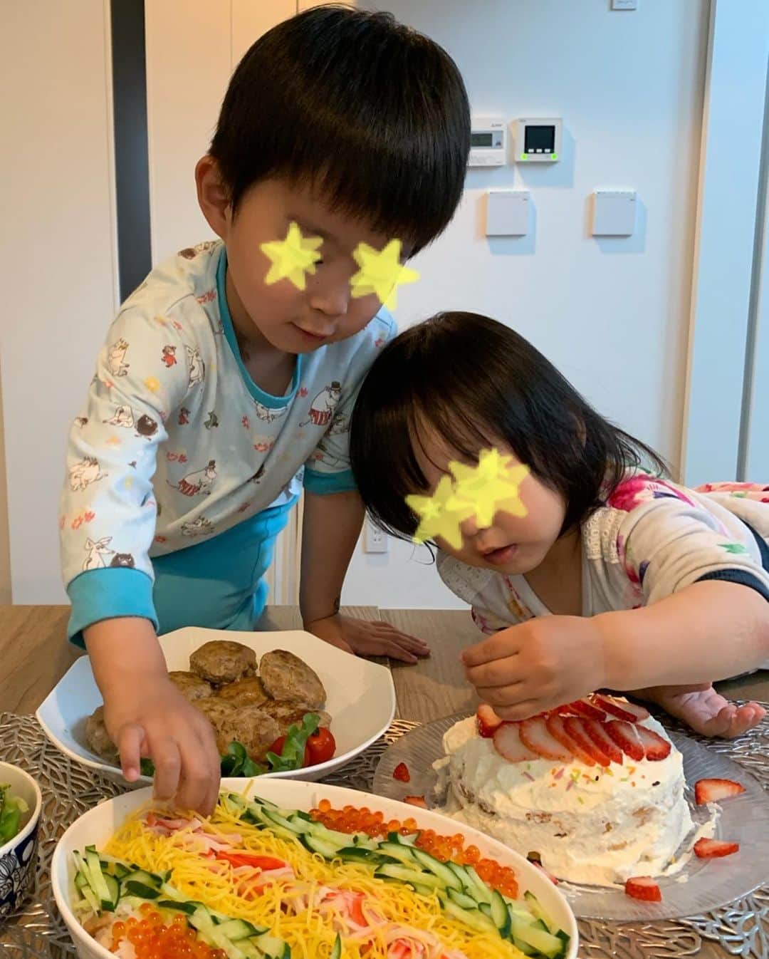 荒木麻里子さんのインスタグラム写真 - (荒木麻里子Instagram)「2020.5.5 こどもの日🎏 Happy children’s day! 喧嘩も愛情表現も激しめな二人🤪 毎日キーッとなりながらも、 寝ると「明日は何しようかな？何したら喜ぶかな？」 と考える日々。 間違いなく子供の笑顔は原動力😊 これからも健やかに育ってね！💕 . . . #二児の母  #二児のママ  #こどもの日🎏  #こどもの日ごはん  #こどもの日メニュー  #こどもの日ケーキ  #子供の日  #子供の日メニュー  #子供の日ケーキ  #childrensday #happychildrensday」5月6日 10時14分 - marilyn198612