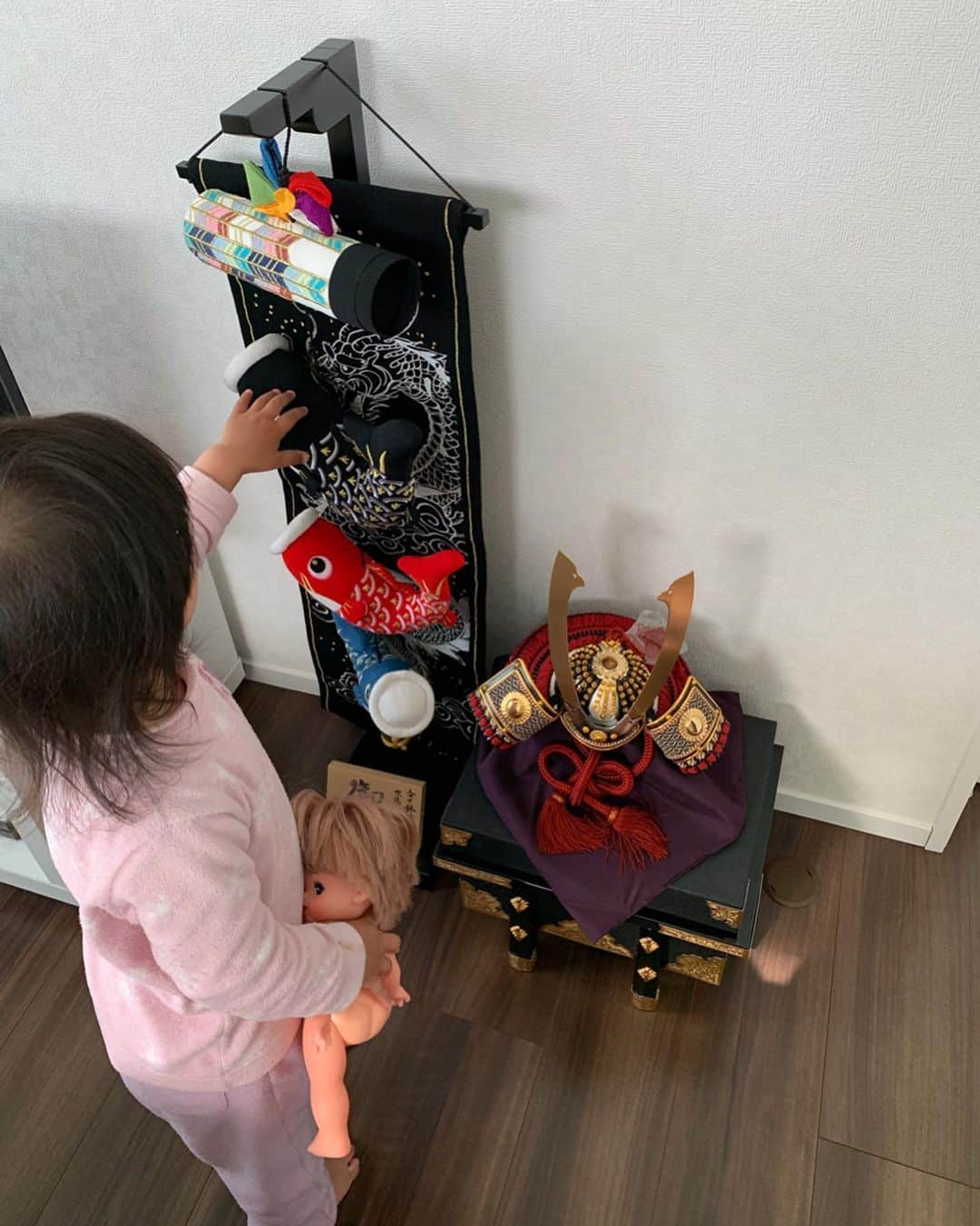 荒木麻里子さんのインスタグラム写真 - (荒木麻里子Instagram)「2020.5.5 こどもの日🎏 Happy children’s day! 喧嘩も愛情表現も激しめな二人🤪 毎日キーッとなりながらも、 寝ると「明日は何しようかな？何したら喜ぶかな？」 と考える日々。 間違いなく子供の笑顔は原動力😊 これからも健やかに育ってね！💕 . . . #二児の母  #二児のママ  #こどもの日🎏  #こどもの日ごはん  #こどもの日メニュー  #こどもの日ケーキ  #子供の日  #子供の日メニュー  #子供の日ケーキ  #childrensday #happychildrensday」5月6日 10時14分 - marilyn198612