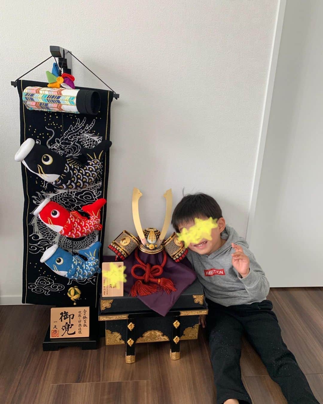 荒木麻里子さんのインスタグラム写真 - (荒木麻里子Instagram)「2020.5.5 こどもの日🎏 Happy children’s day! 喧嘩も愛情表現も激しめな二人🤪 毎日キーッとなりながらも、 寝ると「明日は何しようかな？何したら喜ぶかな？」 と考える日々。 間違いなく子供の笑顔は原動力😊 これからも健やかに育ってね！💕 . . . #二児の母  #二児のママ  #こどもの日🎏  #こどもの日ごはん  #こどもの日メニュー  #こどもの日ケーキ  #子供の日  #子供の日メニュー  #子供の日ケーキ  #childrensday #happychildrensday」5月6日 10時14分 - marilyn198612