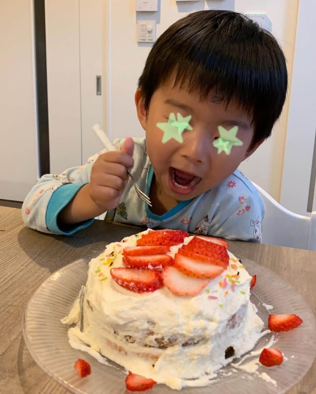荒木麻里子さんのインスタグラム写真 - (荒木麻里子Instagram)「2020.5.5 こどもの日🎏 Happy children’s day! 喧嘩も愛情表現も激しめな二人🤪 毎日キーッとなりながらも、 寝ると「明日は何しようかな？何したら喜ぶかな？」 と考える日々。 間違いなく子供の笑顔は原動力😊 これからも健やかに育ってね！💕 . . . #二児の母  #二児のママ  #こどもの日🎏  #こどもの日ごはん  #こどもの日メニュー  #こどもの日ケーキ  #子供の日  #子供の日メニュー  #子供の日ケーキ  #childrensday #happychildrensday」5月6日 10時14分 - marilyn198612