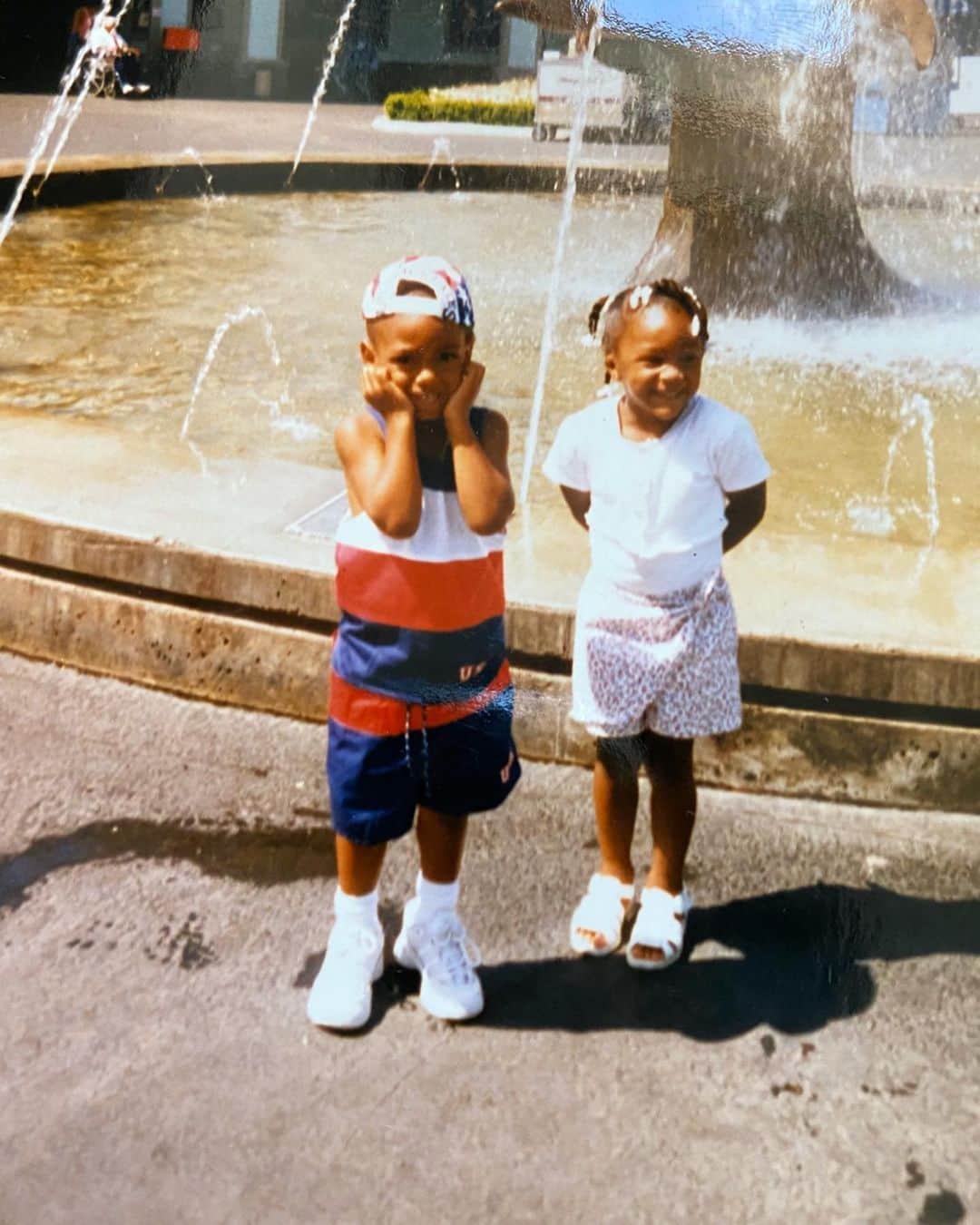 キース・パワーズのインスタグラム：「Rest In Peace to my first cousin, my first best friend Alexis Powers. We grew apart but of course the love was always there when we reunited. I’m honestly devastated by the news. I hadn’t seen my cousin in like a year and I hate that it takes death for me to put things into perspective. I put all my time and focus into my personal life and my career. I rarely stop and think about just giving my loved ones a simple call. I wish I could’ve talked to my cousin before she passed. I know she knows how much I love her. Things like this happen and it reminds me how much none of this material shit matters. Love will always matter overall. Love for your family, friends and simply love of life. To be able to wake up every morning and be alive. I’ll miss my cousin so much. Please keep my uncle, auntie and cousins in your prayers. 🙏🏿❤️👼🏿」