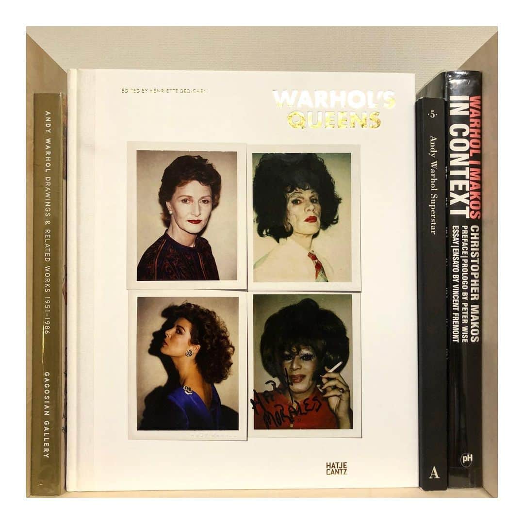 石橋穂乃香のインスタグラム：「📚 #7daysbookcoverchallenge #bookcoverchallenge  Day Three. “WARHOL’S QUEENS”  大大大好きなアンディーウォーホル。彼のルックスも大好きな私の一番好きなポートレートが、この表紙にもあるドラァグクイーン姿のお写真なので、この表紙は胸熱。  I’m a BIG fan of Andy Warhol, and the portrait of himself dressing as a drag queen, is my favorite for all time.  バトンはお休み！」