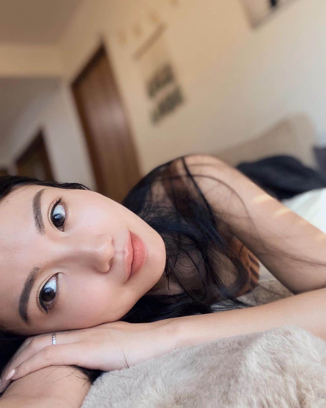 吉田愛璃のインスタグラム：「. .  今日ばあちゃんの誕生日で1人で住んでて心細いばあちゃんにせめてケーキだけでもと思って届けに行ったの🚗  もちろん袋も全部消毒して窓越しに渡して離れた距離で少し話して帰ったんだけど。(刑務所の面会みたいだねってw)  したらどこもかしこも混んでて、ファミレスやケーキ屋さん、岩盤浴とかのスパ？ももはや行列😳駐車場パンパンでびっくり！  連休だし子供の日ってのもあるけどもさ ずっと自粛してた身としては別世界のような現実w  お年寄りも多いし なんか少し悲しい気持ちになりました🙃  気を取り直して家にいたいと思います🙌  gn🌟  #うちで踊ろう #ソファと同化 #うちが1番 #自粛しようよ #stayhome #みんなが意識しないと変わらない  #早く元の生活へ」