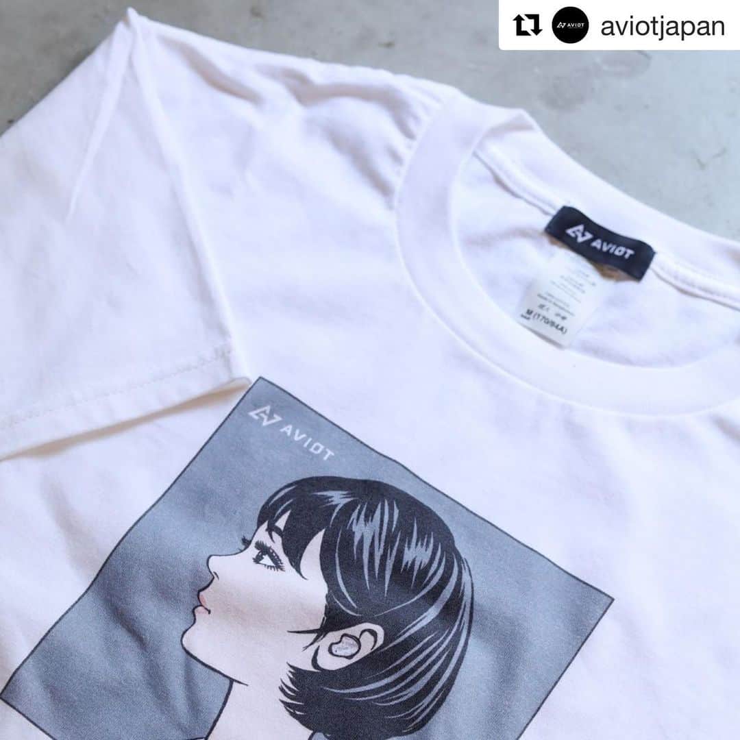 江口寿史のインスタグラム：「#Repost @aviotjapan with @get_repost ・・・ AVIOT × HISASHI EGUCHI ✨書き下ろしデザインTシャツ発売開始✨﻿ ﻿ ﻿ ヘビーウェイトのコットン100%Tシャツは、﻿ これからの季節にぴったり🌸﻿ ﻿ シンプルなデザインなので、﻿ 男女問わず着用頂けます☺️✨﻿ サイズ展開もあるので、﻿ あえて大きめのTシャツでゆるコーデも可愛いです💕﻿ . . . 【発売記念キャンペーン実施中🎶詳しくは対象投稿を✅】 ﻿ ﻿ ﻿ #aviot #江口寿史 #ワイヤレスイヤホン  #Tシャツ #白T」