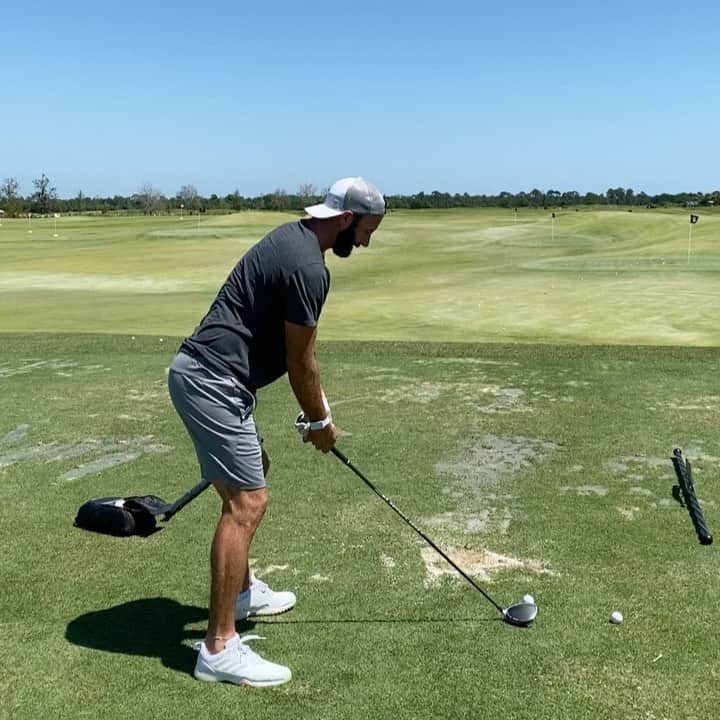 ダスティン・ジョンソンのインスタグラム：「First day back at it. Game feels great! @rorymcilroy. I’ll be ready. @adidasgolf @taylormadegolf」