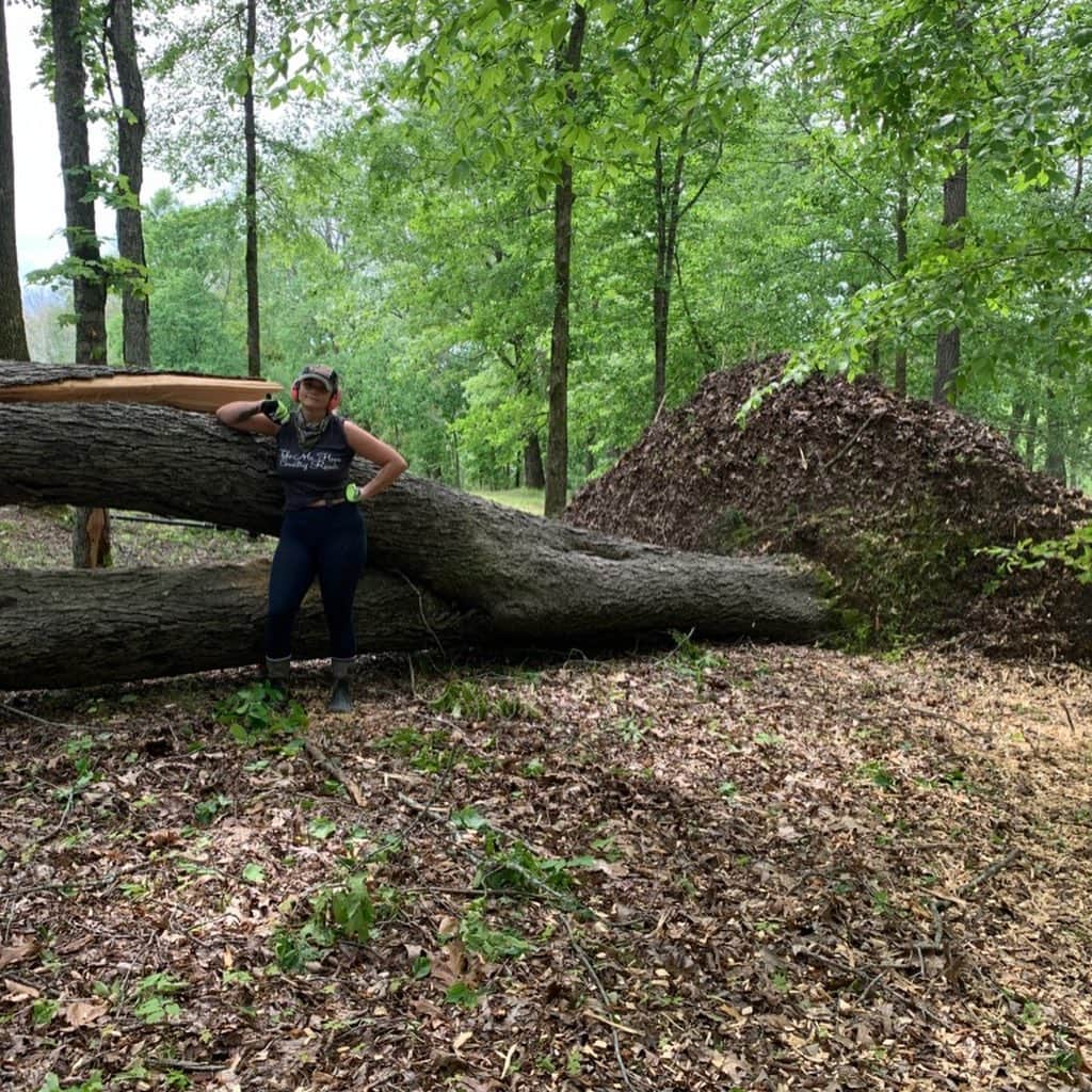 ミランダ・ランバートさんのインスタグラム写真 - (ミランダ・ランバートInstagram)「The storms that came through TN this weekend took a toll on our farm. So very thankful no one was hurt Including animals and structures. A ton of huge old trees just uprooted and snapped in half. I know, like us, a lot of folks in Nashville and surrounding area’s don’t have power.  I think that’s the lesson , for me anyway. God keeps reminding us who’s in charge. 💙」5月6日 1時31分 - mirandalambert